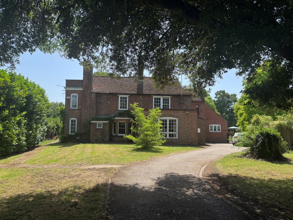 Lot: 144 - FREEHOLD DETACHED PERIOD FARMHOUSE, STUDIO APARTMENT OVER QUADRUPLE GARAGE - RESIDENTIAL INVESTMENT - The property showing access